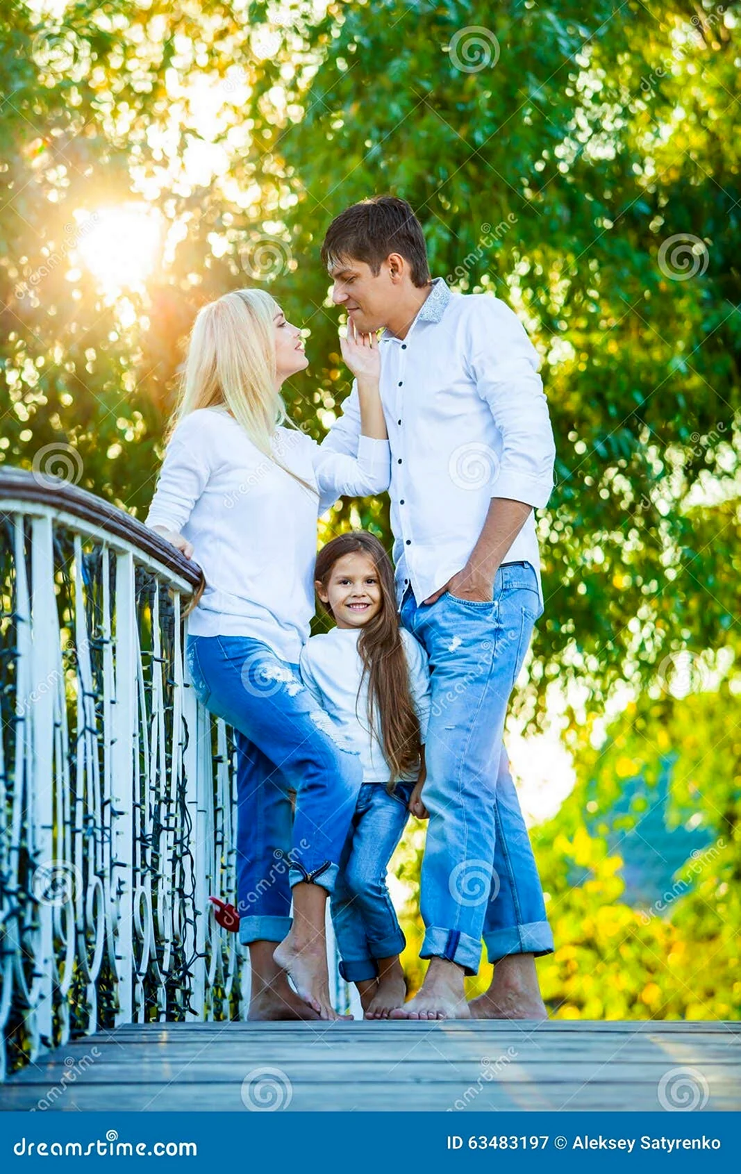 Семейная фотосессия в джинсах на природе