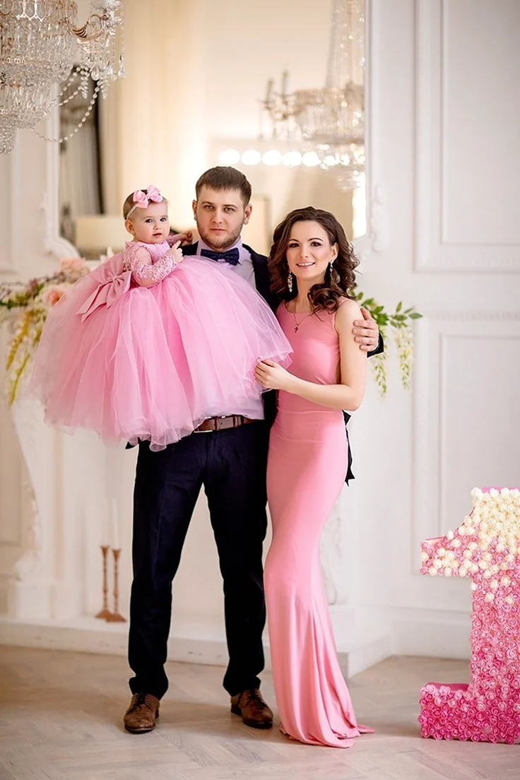 Семейная фотосессия в розовой одежде