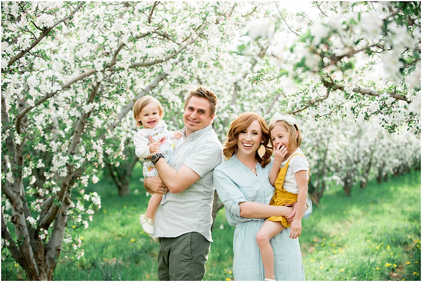 Семейная фотосессия в цветущих деревьях