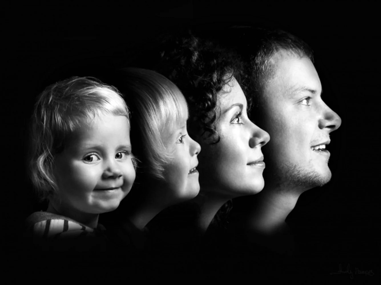 Семейный портрет на черном фоне