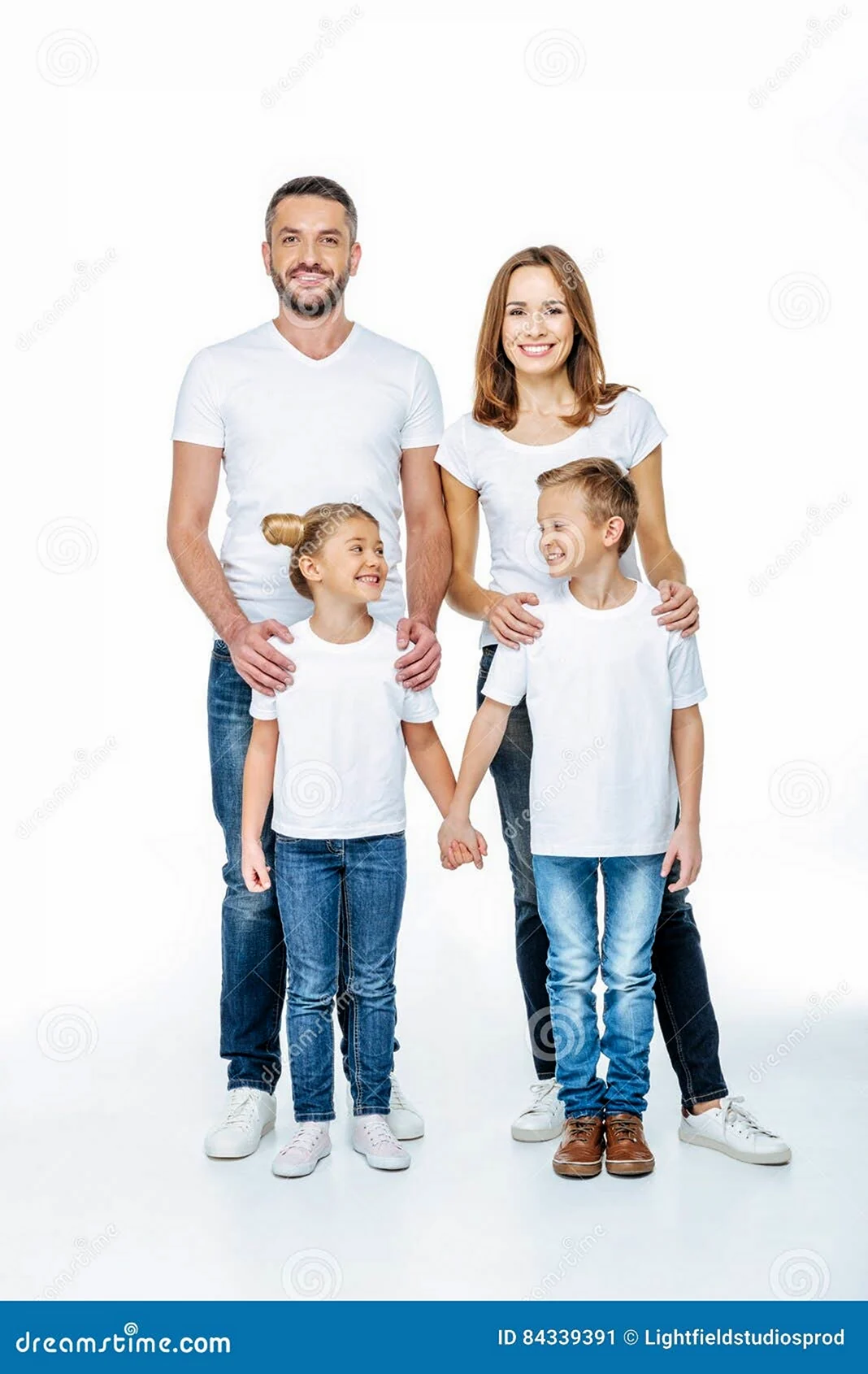 Семья в белых футболках