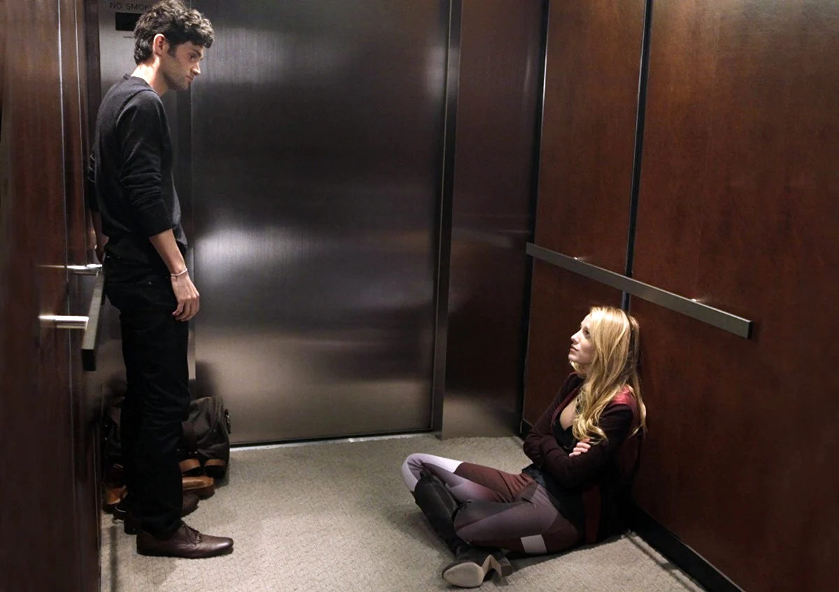 Серена в лифте Сплетница