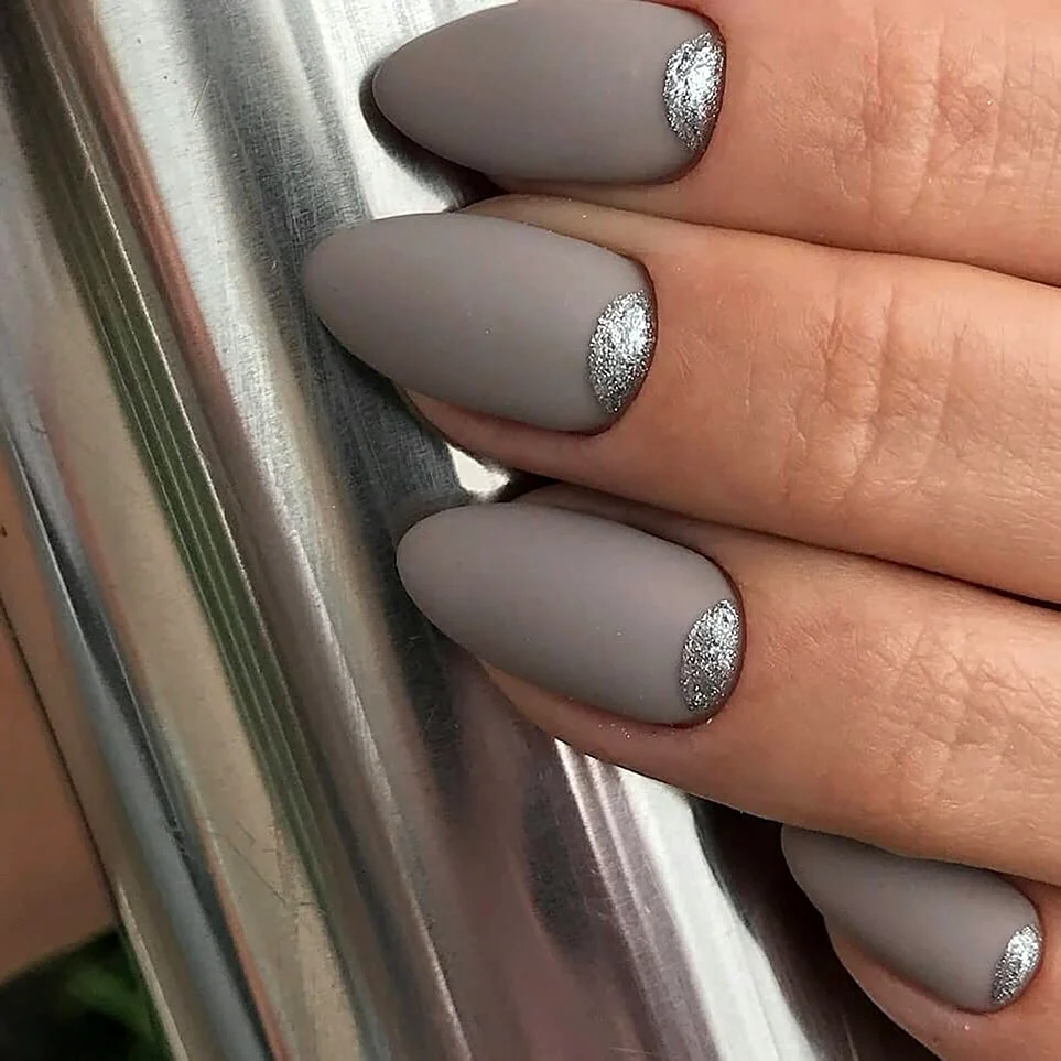 Серый шеллак на ногтях