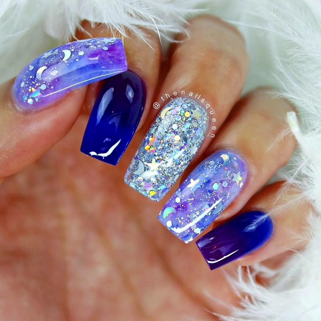 Синие блестящие ногти
