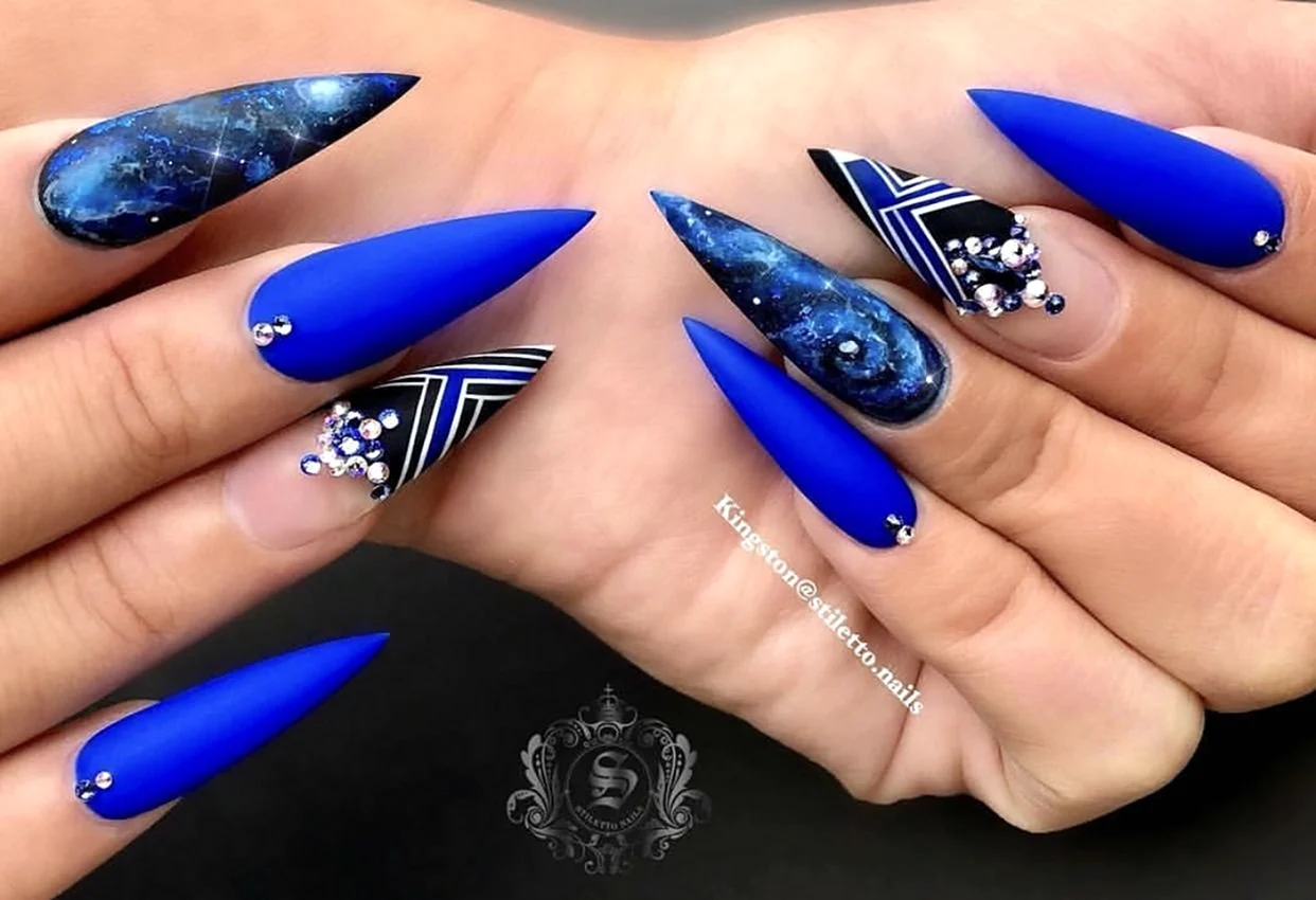 Синие острые ногти