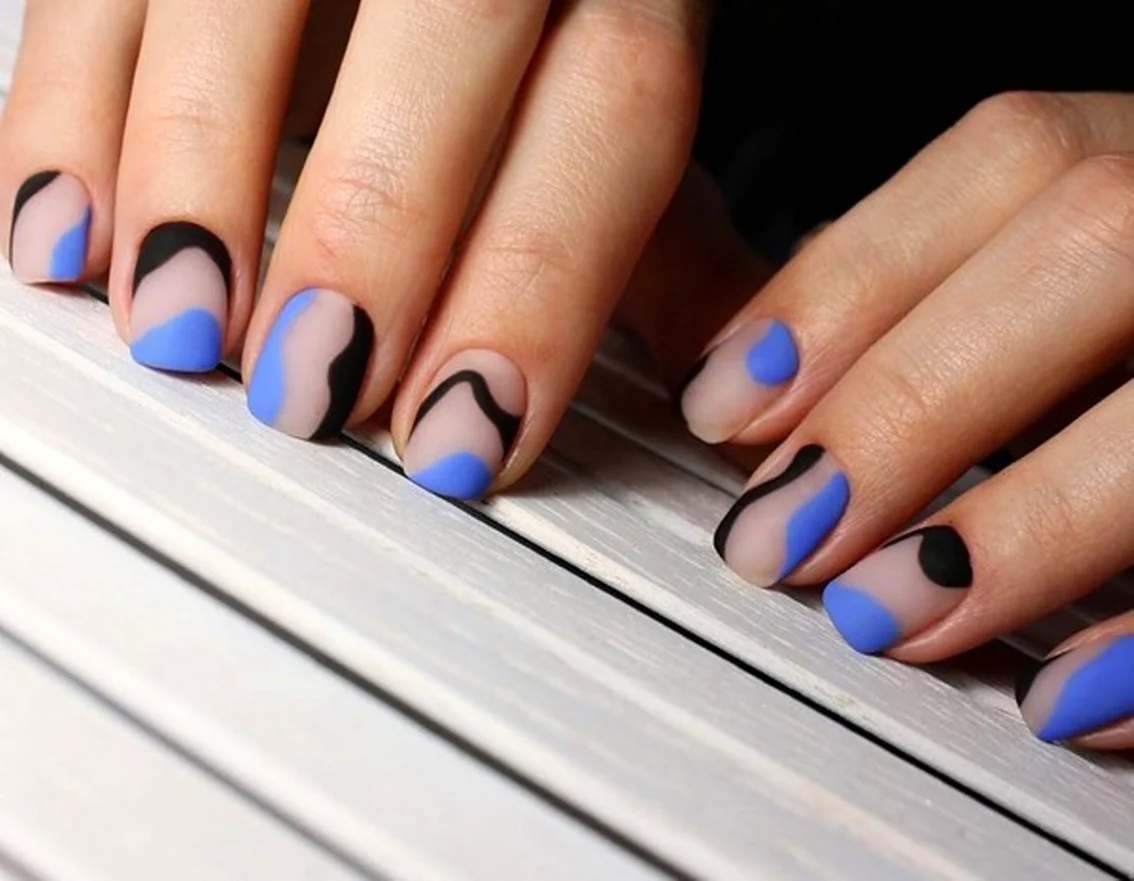 Синий френч на ногтях матовый с рисунком