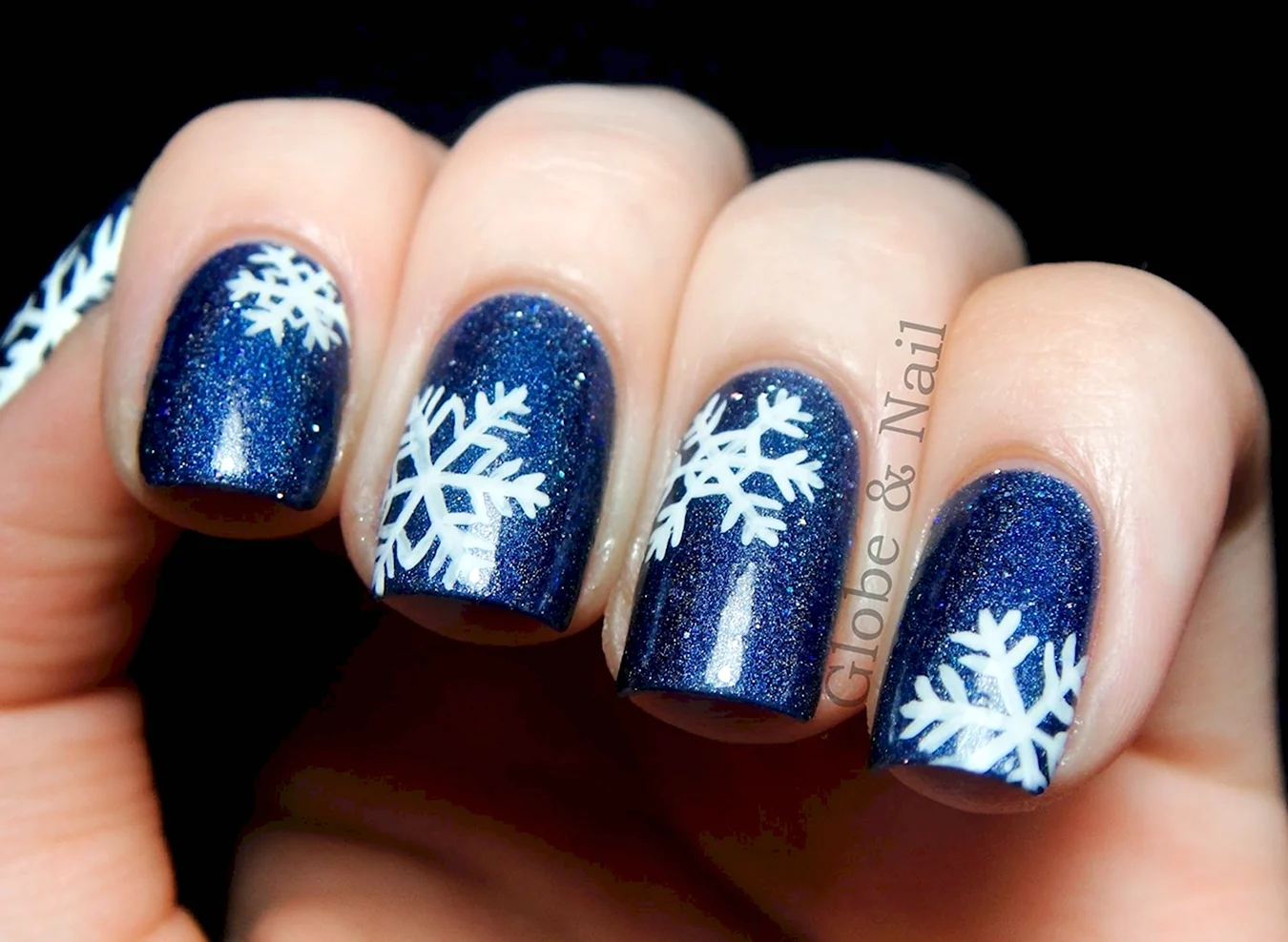 Синий маникюр со снежинками