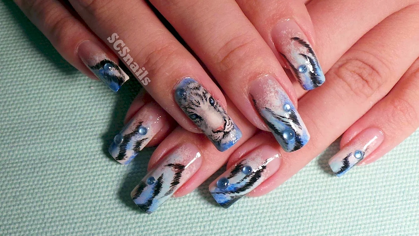 Синий тигр на ногтях