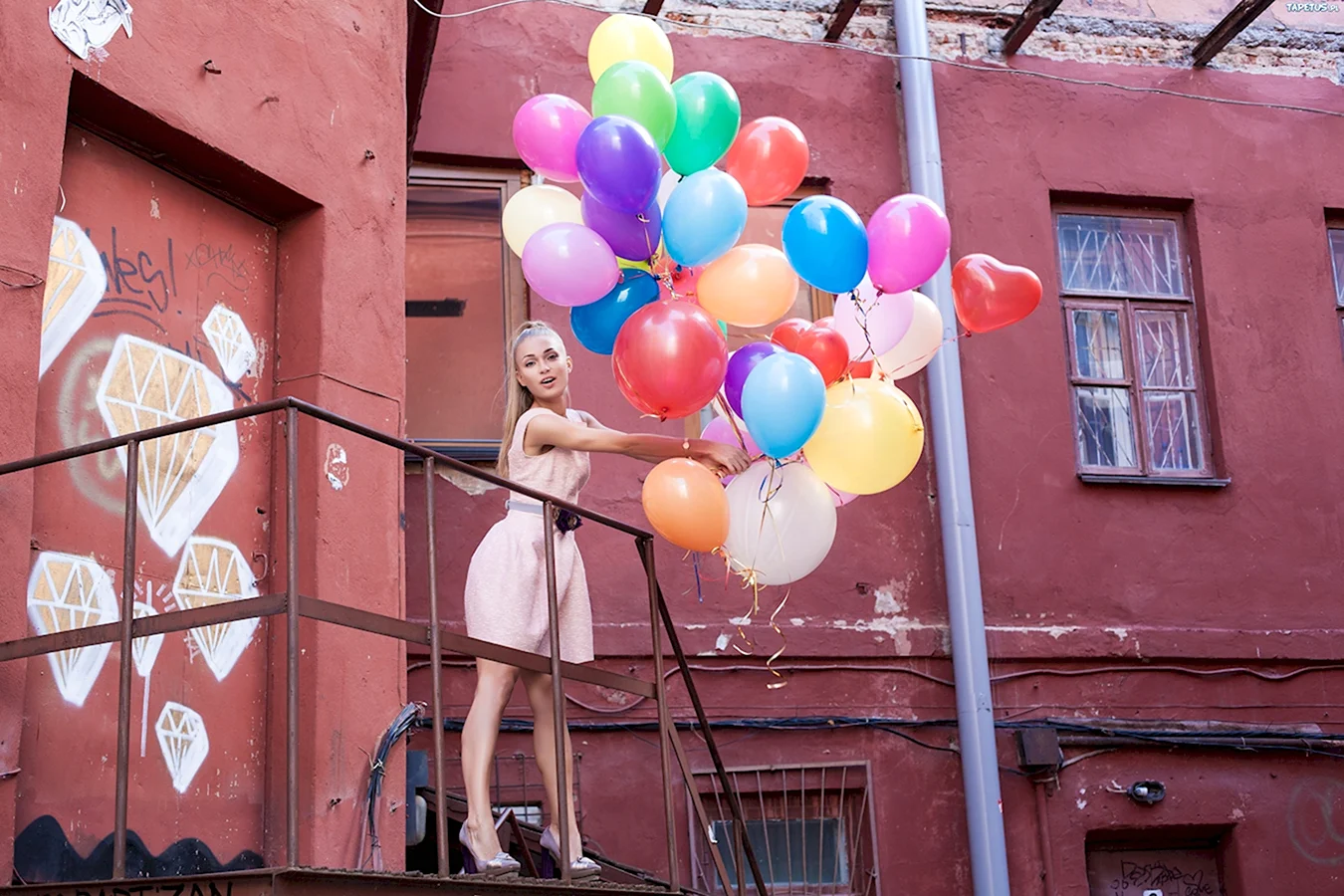 Сюрприз девушке с воздушными шарами