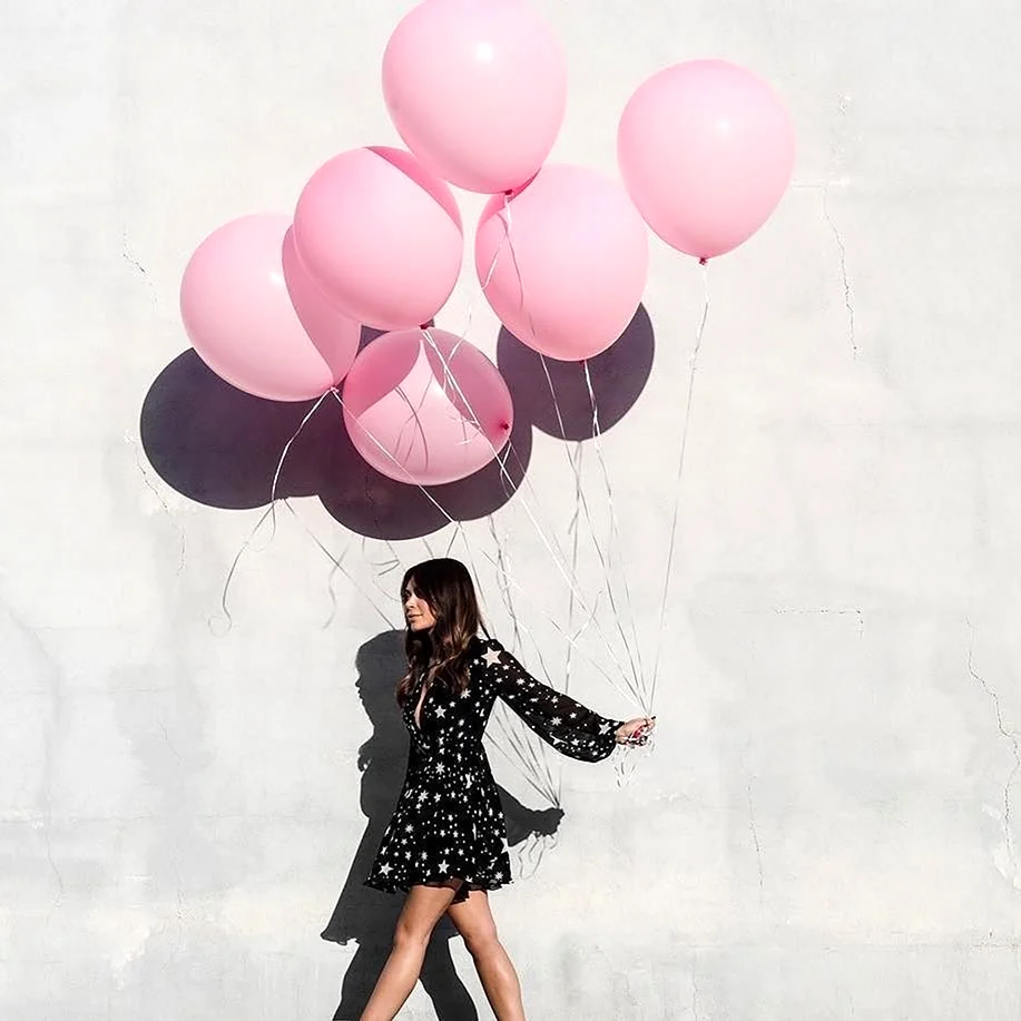 Стильная девушка с воздушными шарами