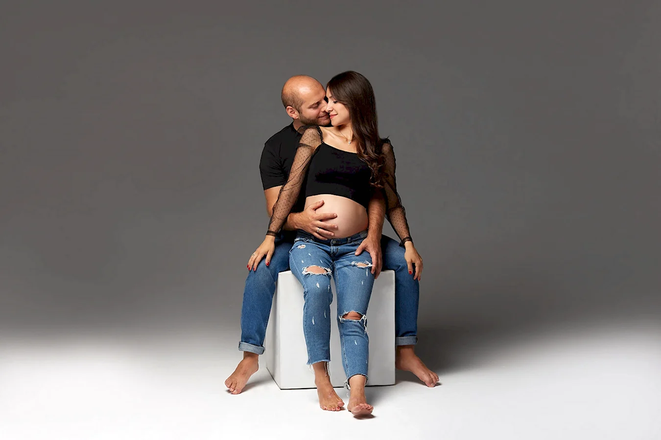Стильная фотосессия беременной с мужем