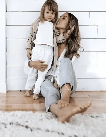 Стильная фотосессия мама и дочка