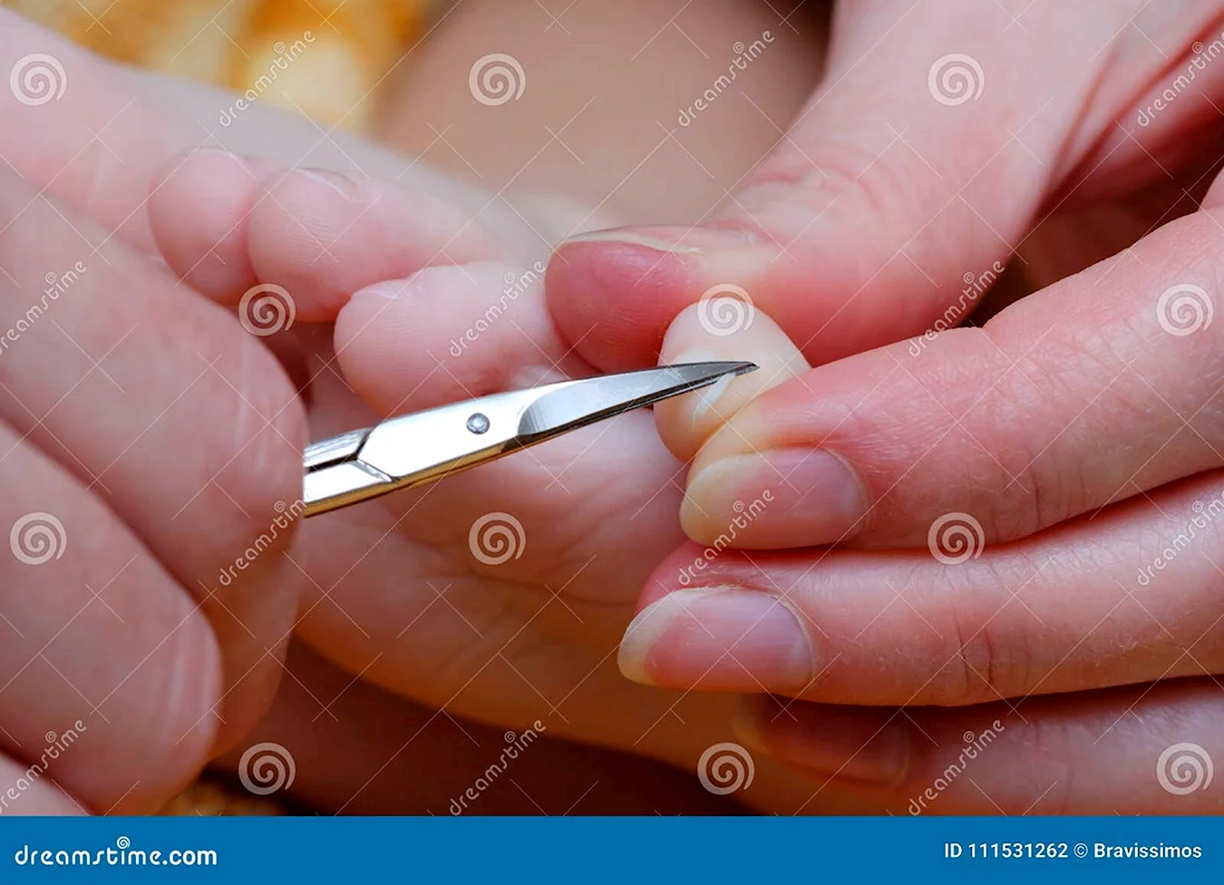 Стрижет садовыми ножницами ногти на руках