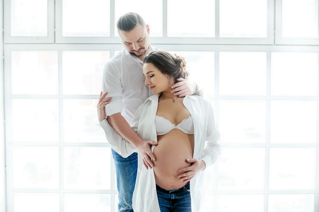 Студийная фотосессия беременных с мужем