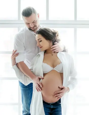 Студийная фотосессия беременных с мужем