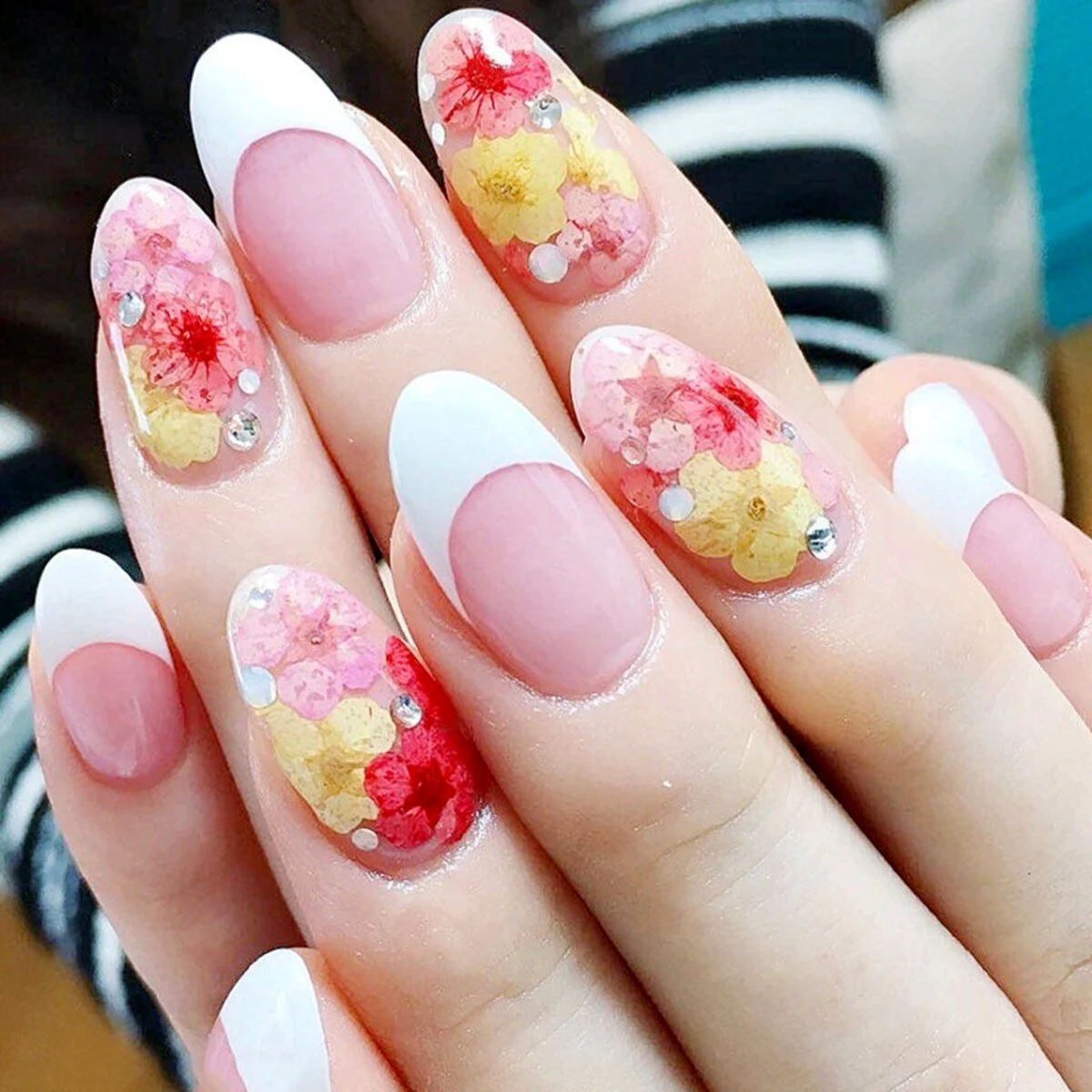 Сухоцветы на ногтях