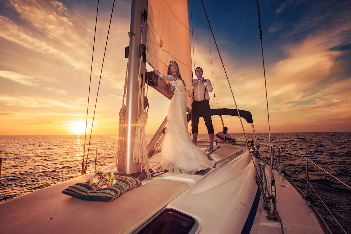 Свадебная фотосессия на парусной яхте