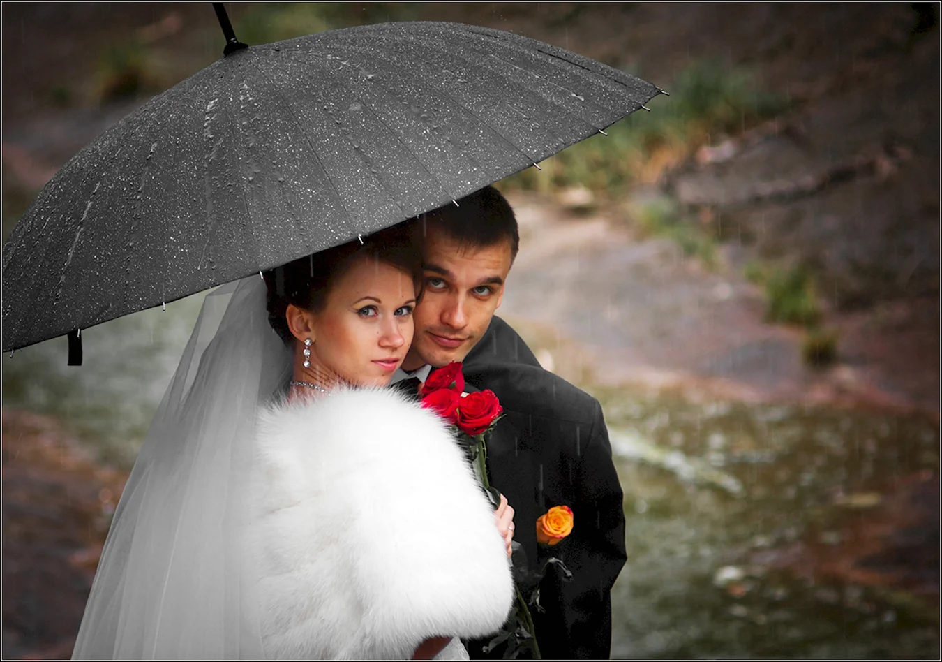 Свадебная фотосессия осенью в дождь