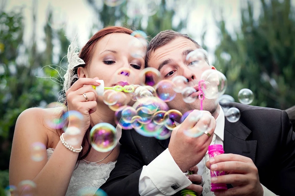 Свадебная фотосессия с мыльными пузырями