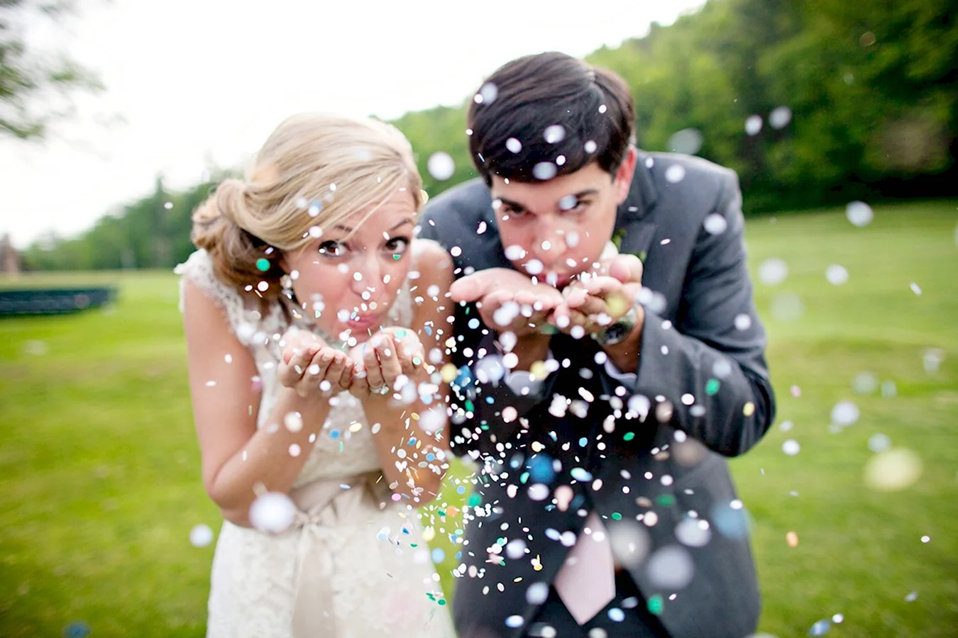 Свадебная фотосессия с мыльными пузырями на природе
