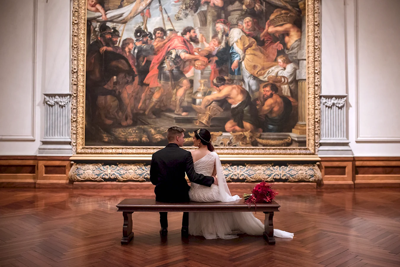 Свадебная фотосессия в картинной галерее