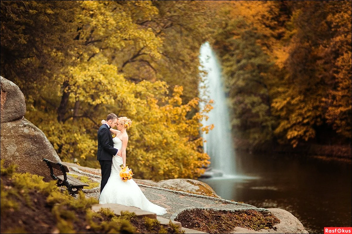 Свадебная фотосессия в парке осенью