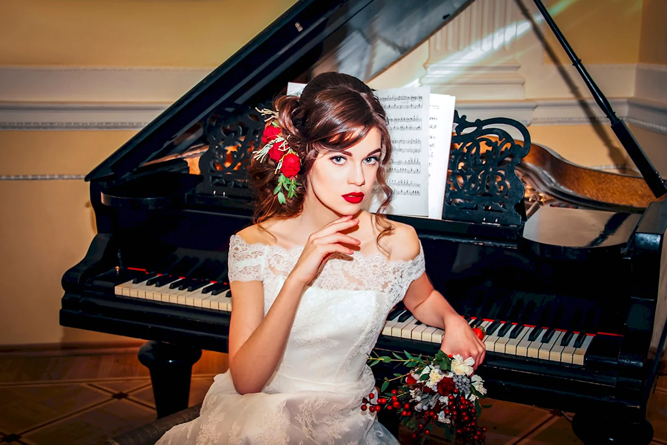 Свадебная фотосессия в студии с пианино