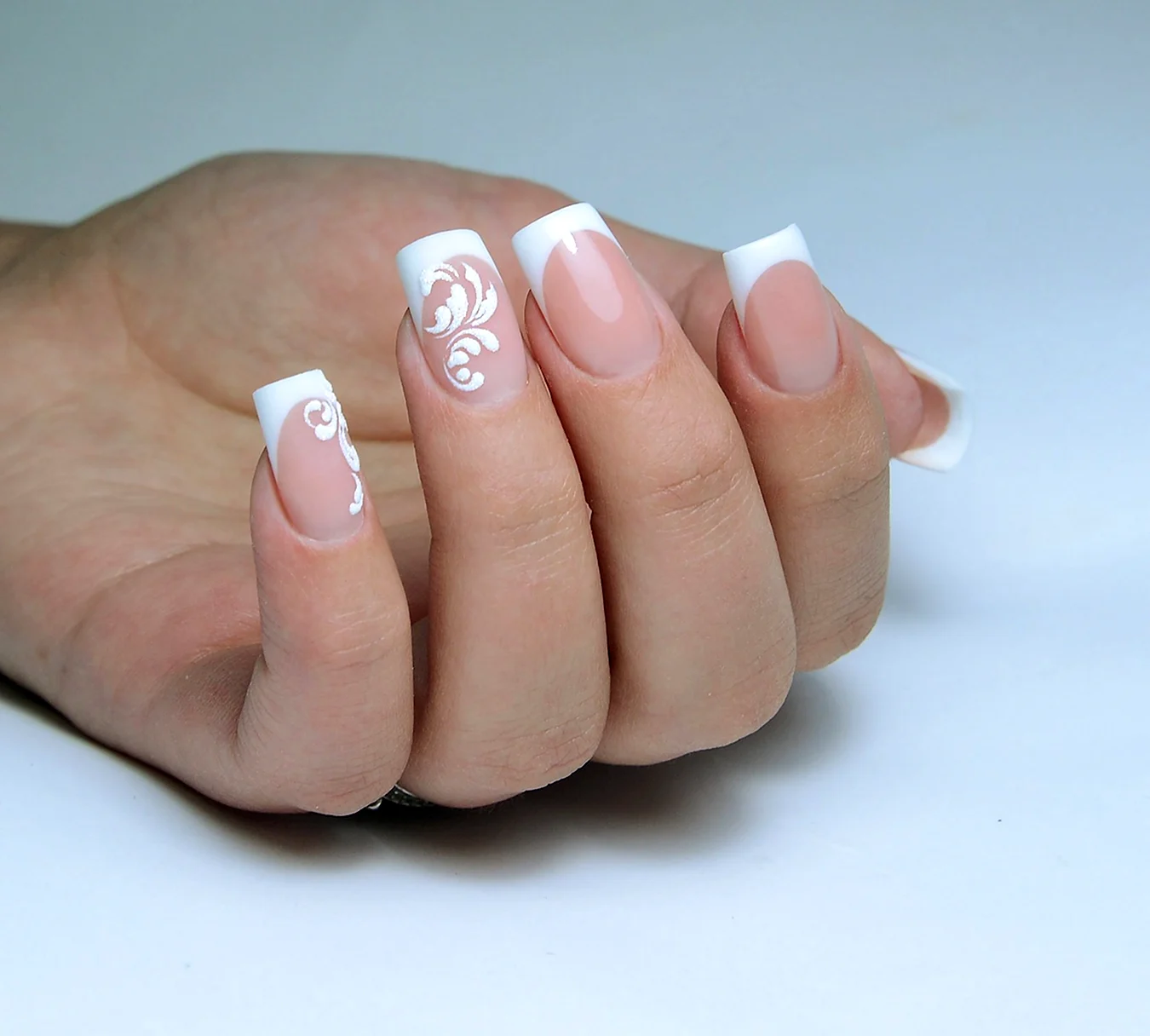 Свадебный маникюр на короткие квадратные ногти