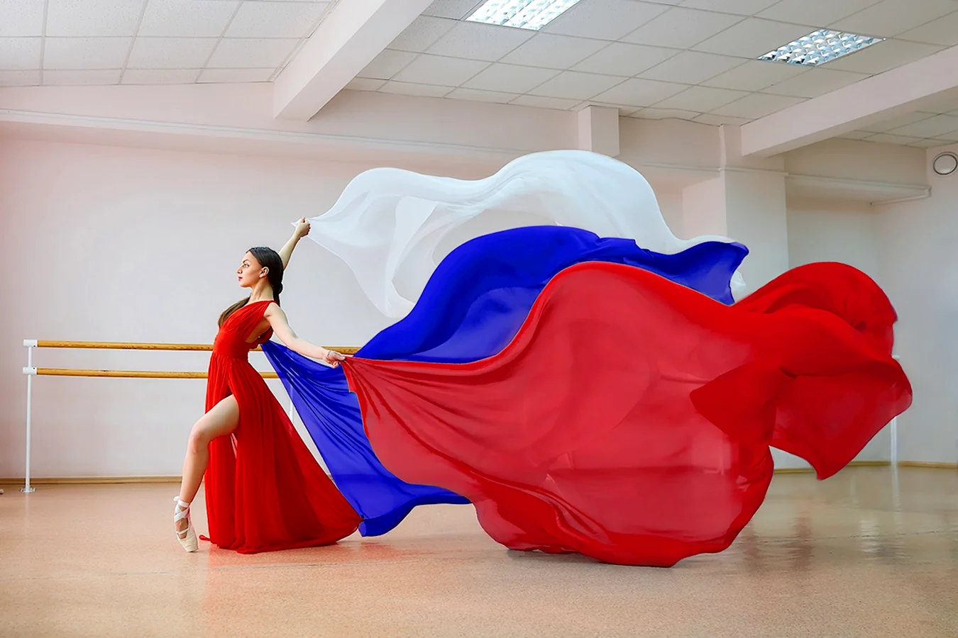 Танец с российским флагом