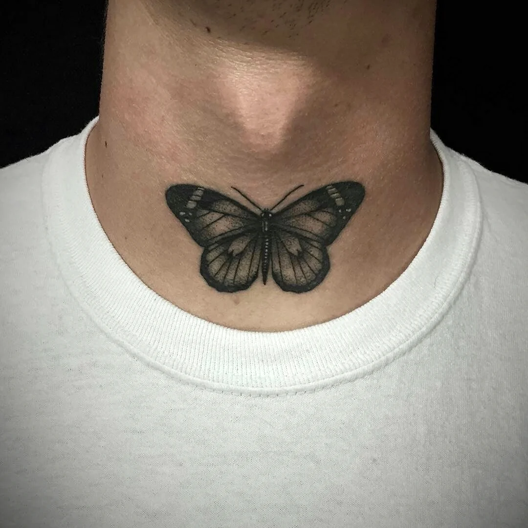 Тату бабочка на шее