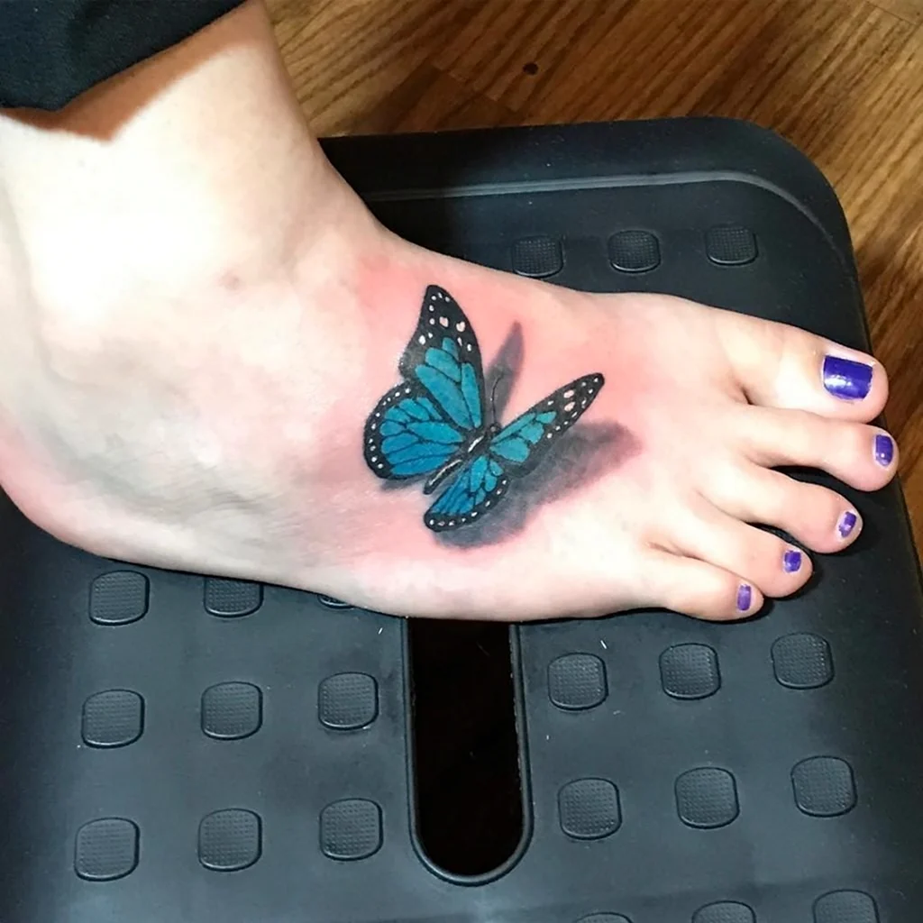 Тату бабочки на ноге