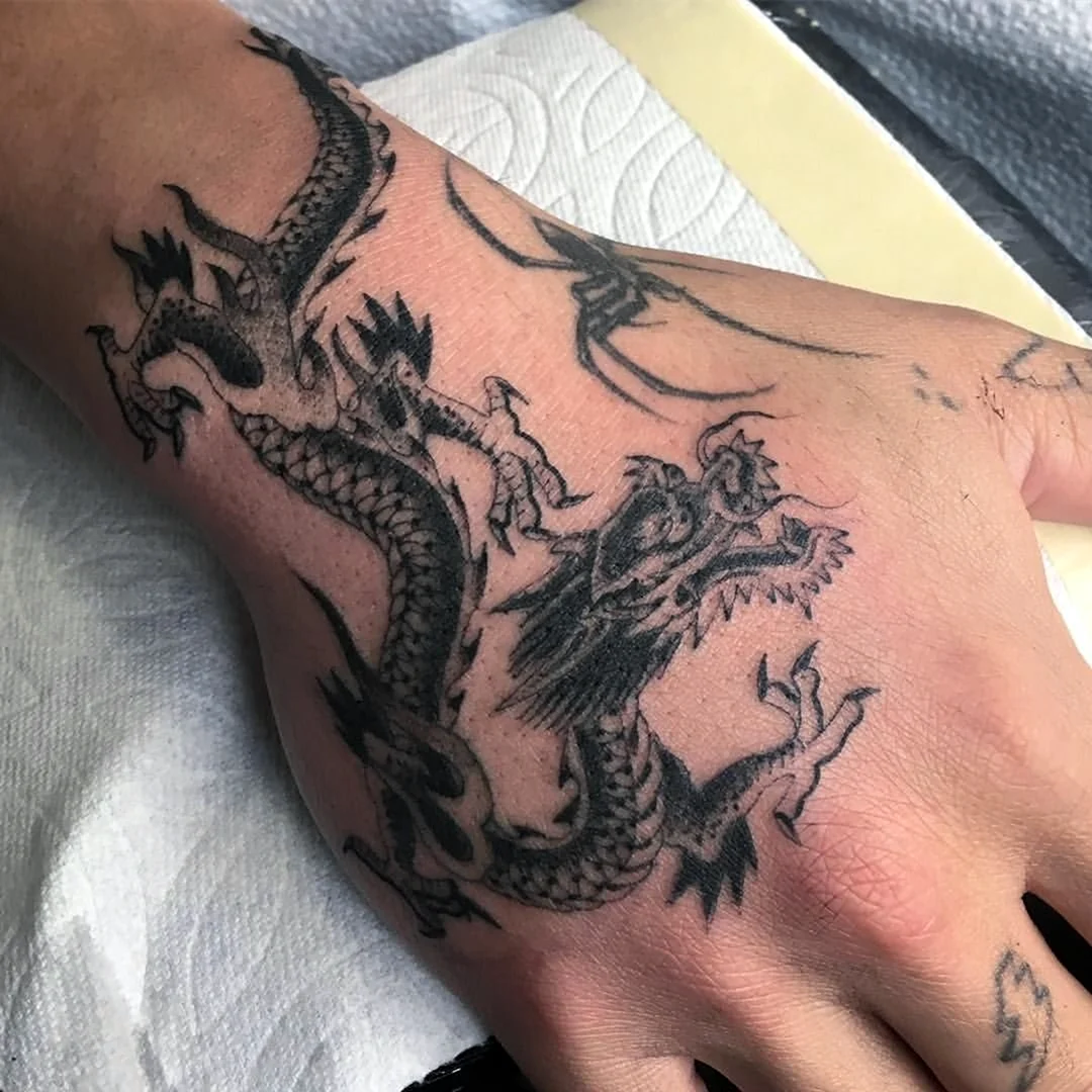 Тату дракон на руке