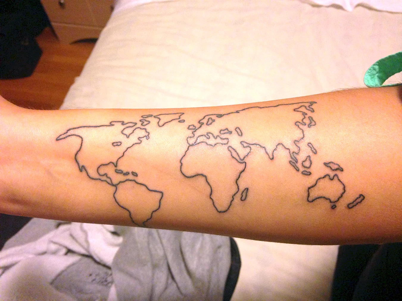 Тату карта мира на руке