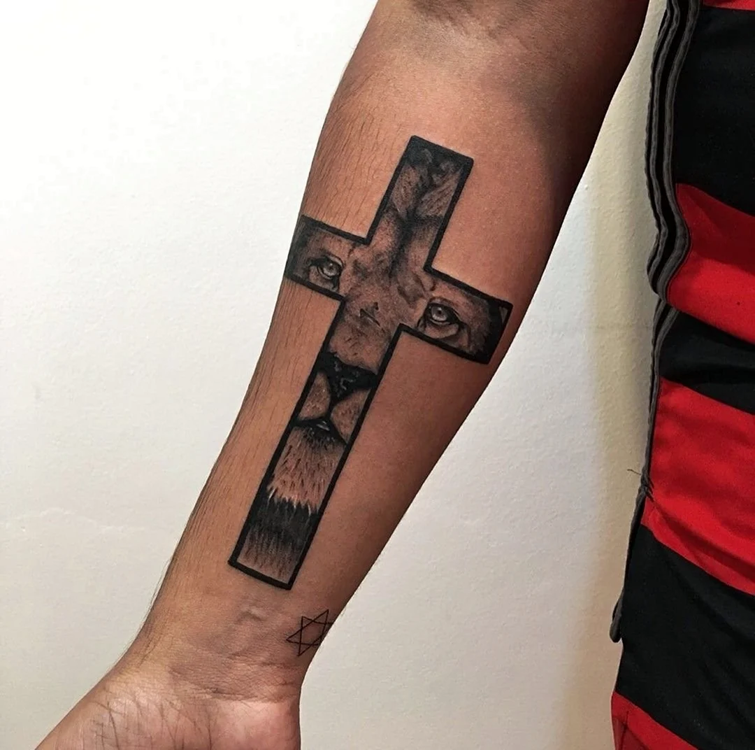 Тату крест на руке