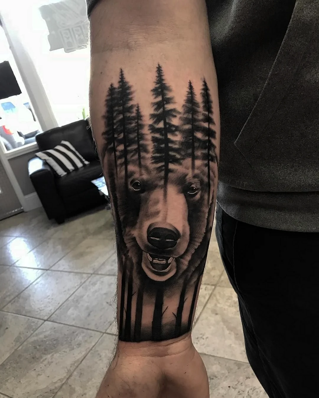 Тату медведь в лесу