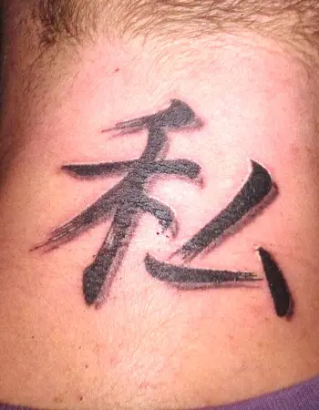 Тату на шее китайские иероглифы