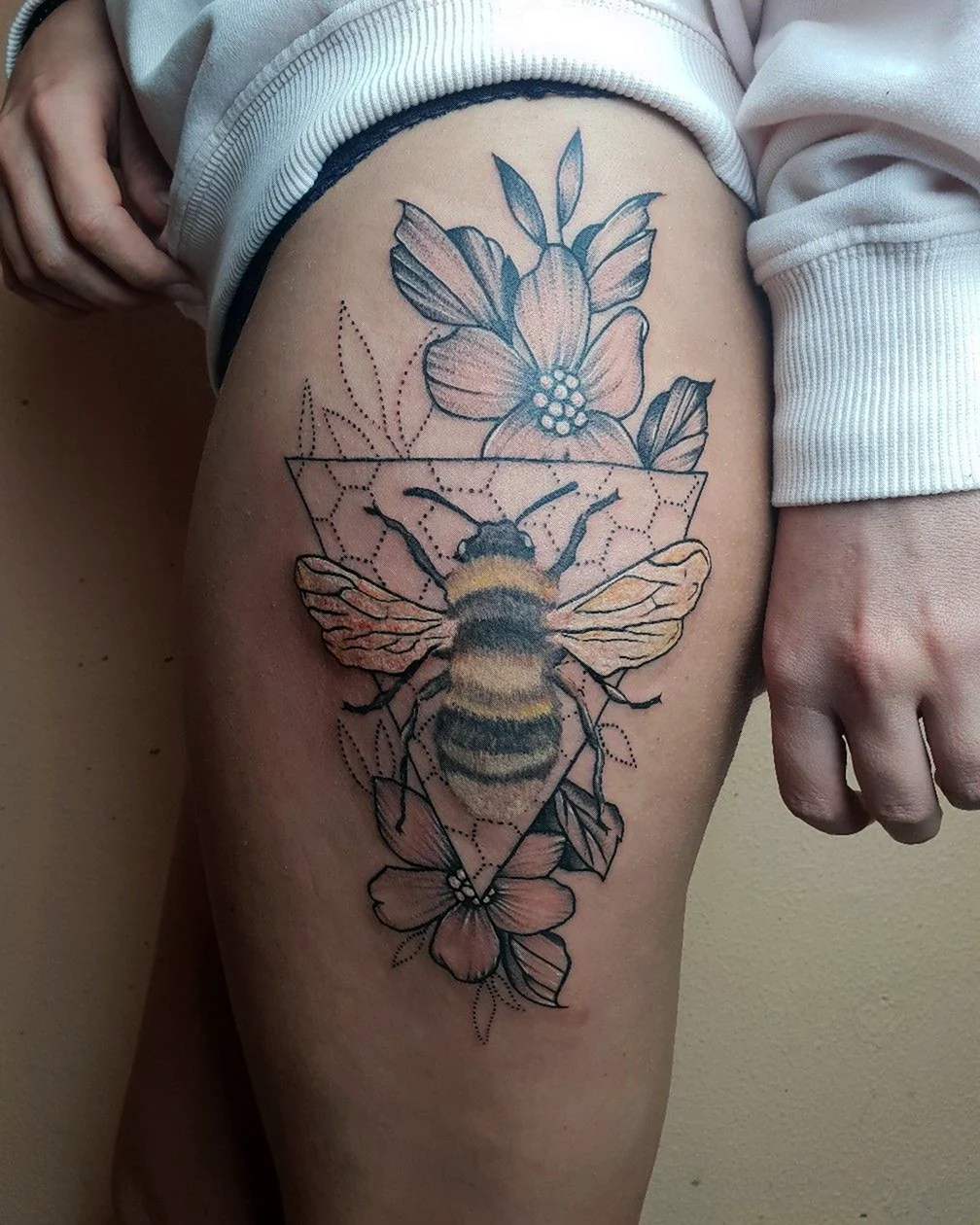 Тату пчела