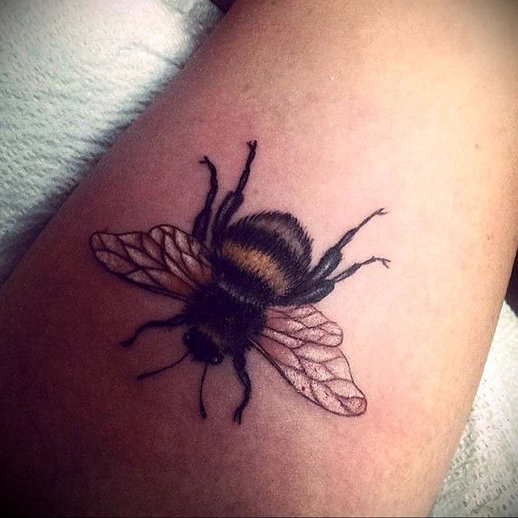 Тату пчелы на руке для девушек