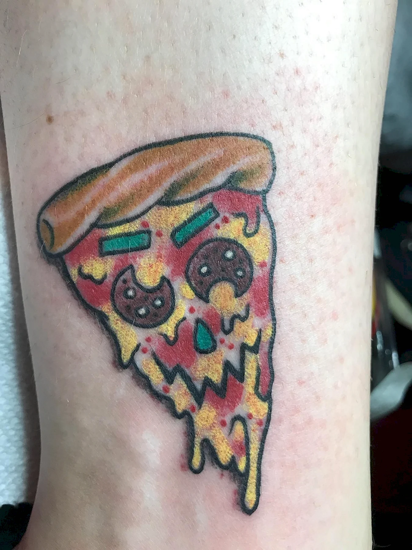 Тату пиццы на руке