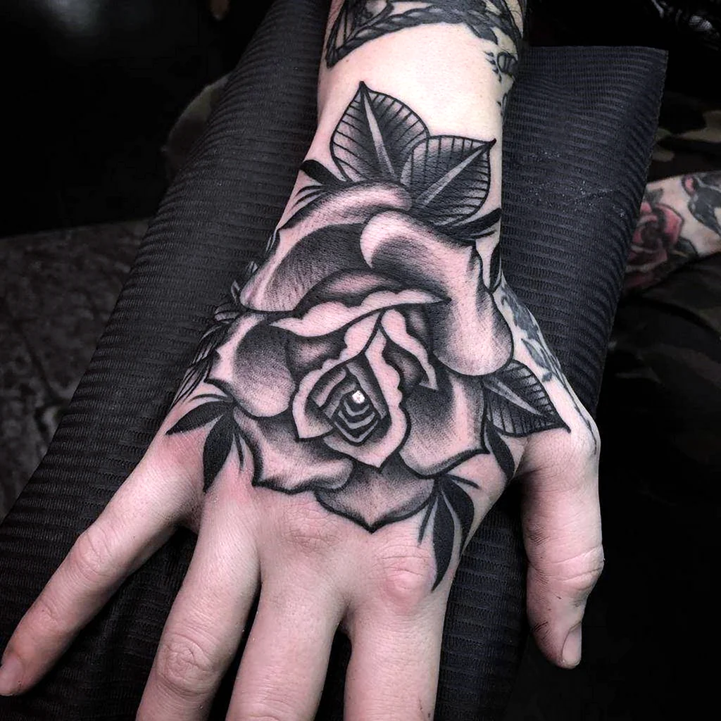 Тату розы на руке черно белые