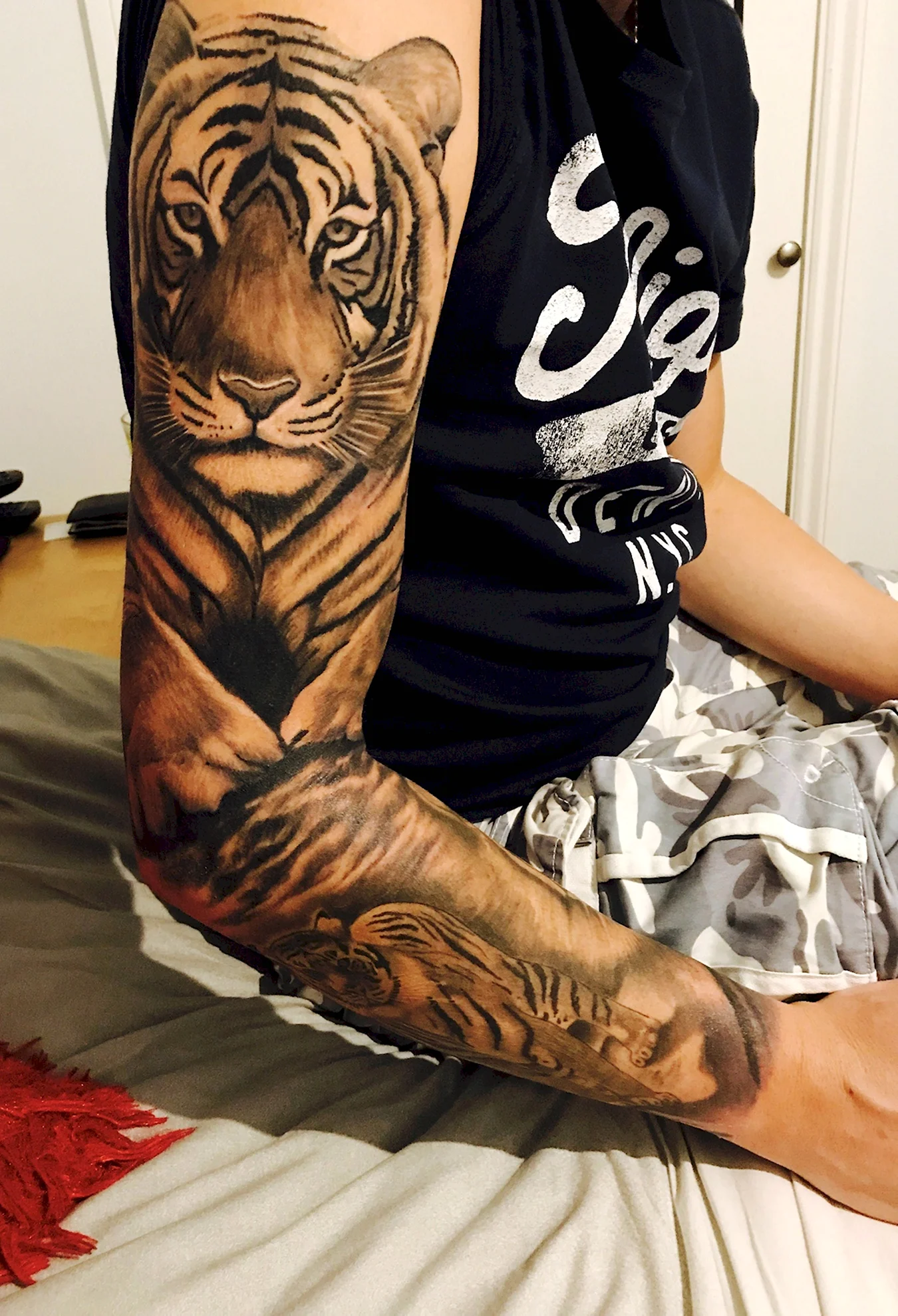 Тату тигра на руке