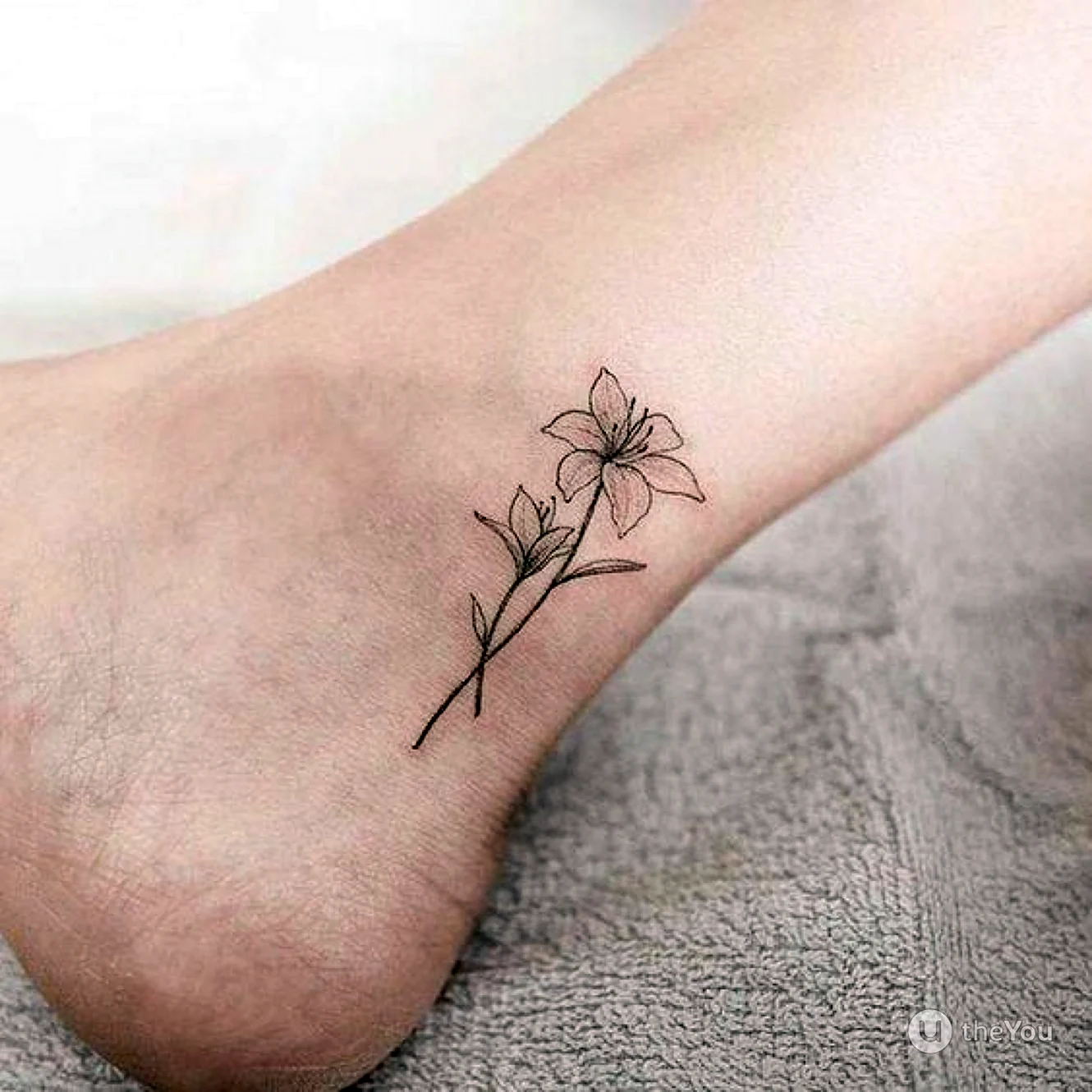 Тату цветок на ноге маленький