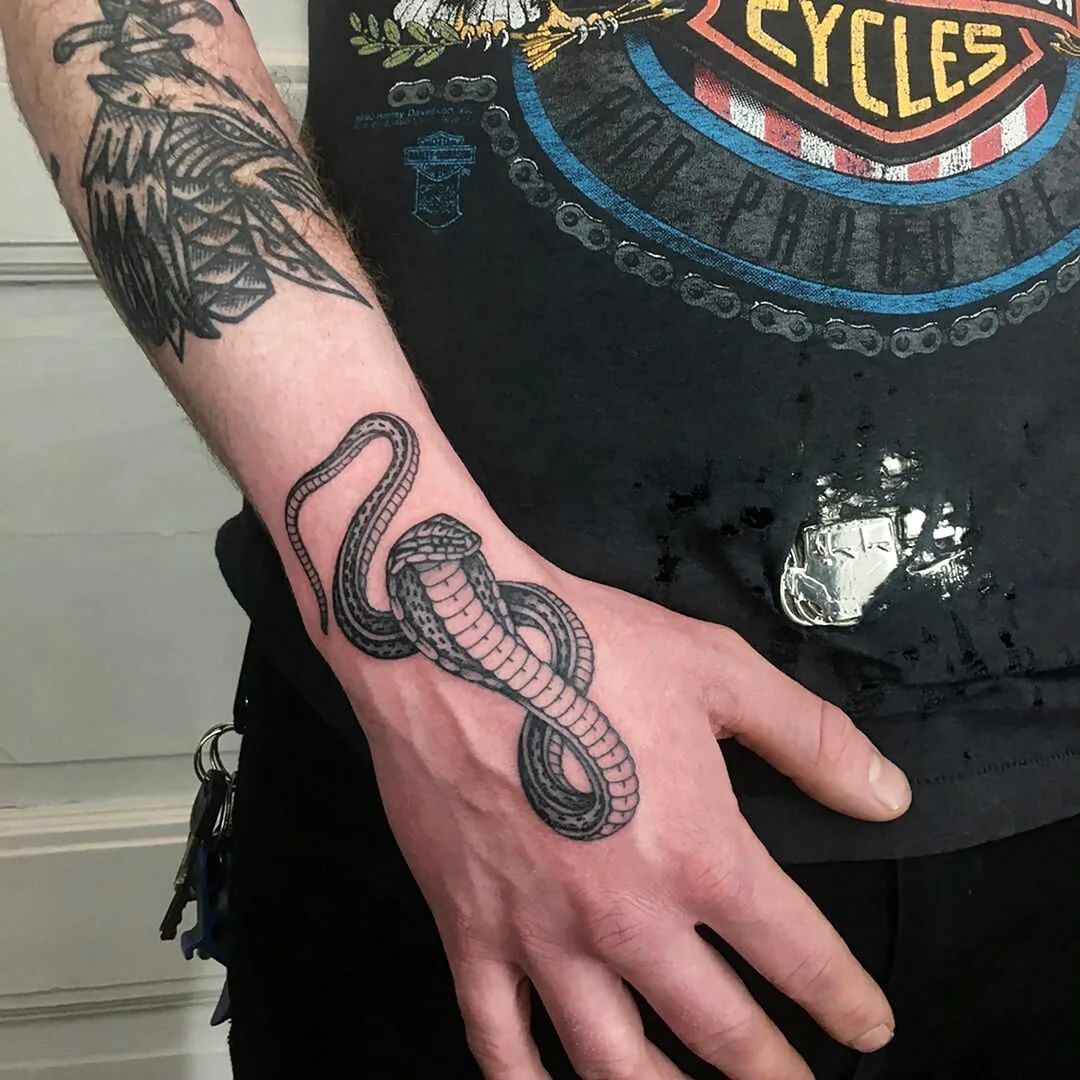 Тату змеи на руке мужские
