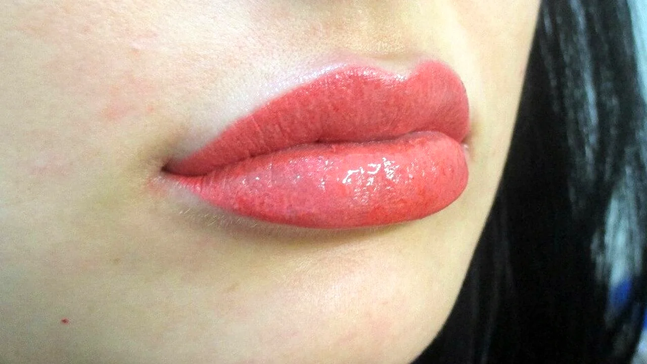Татуаж губ Арбузный цвет