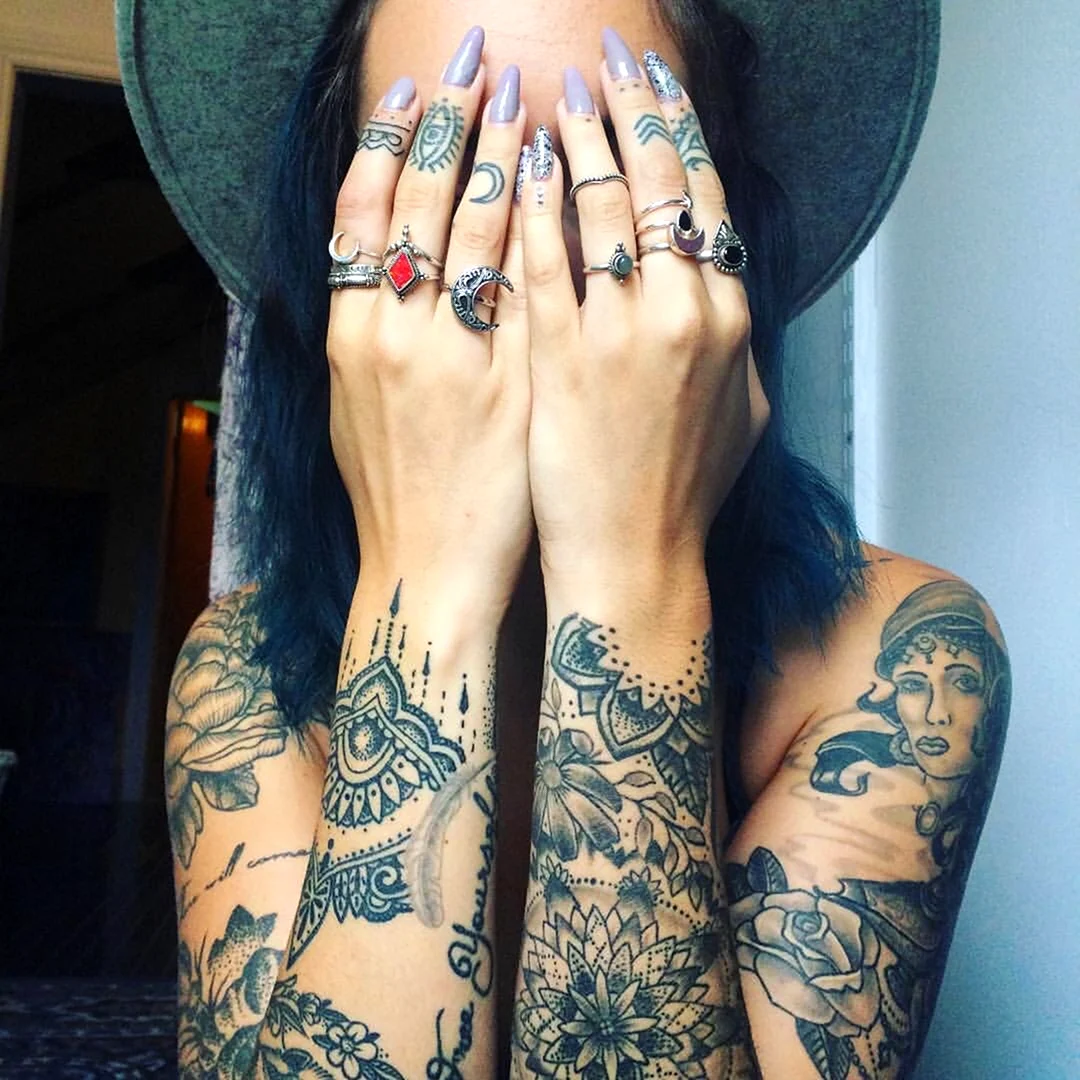 Татуированная рука девушки