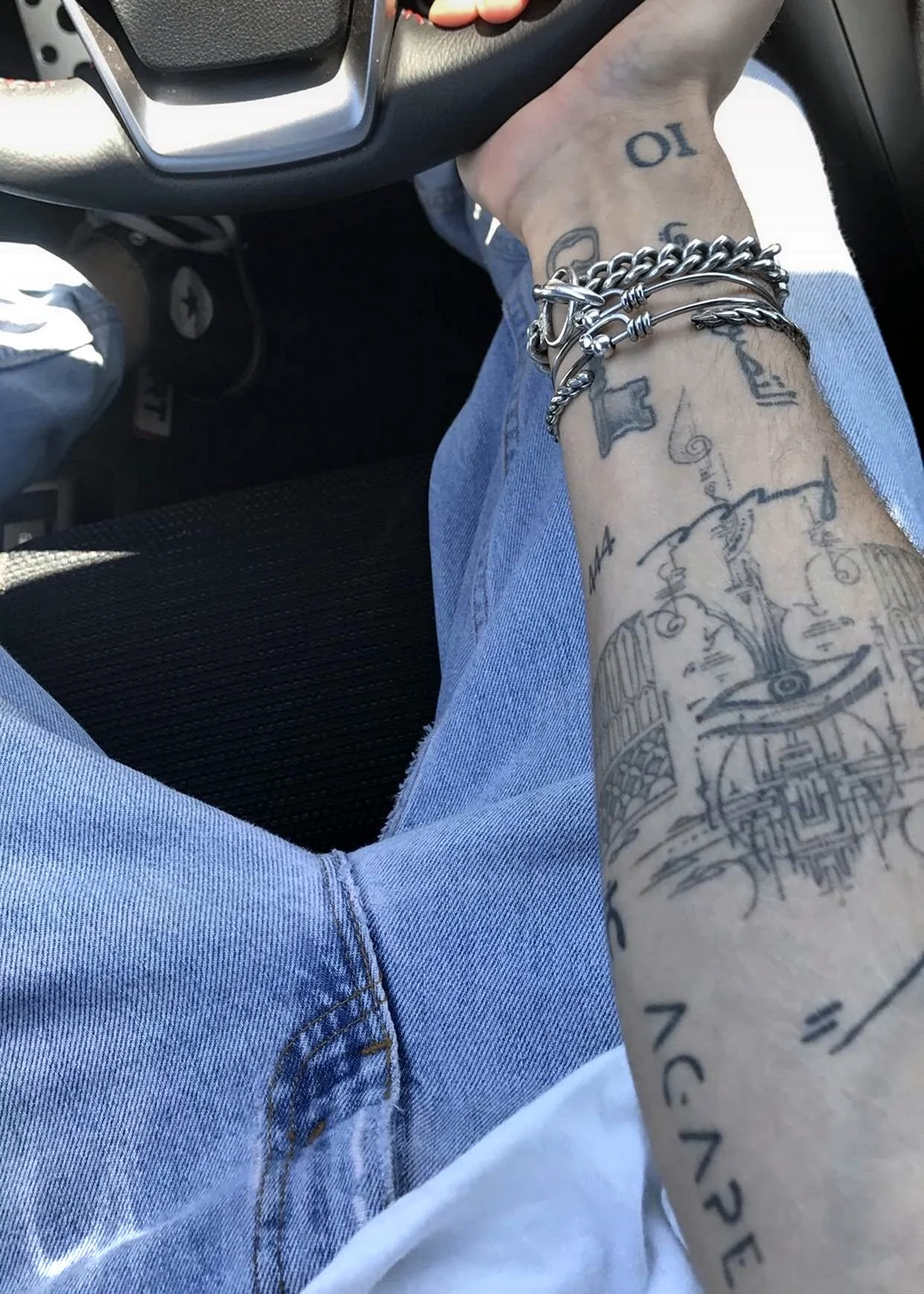 Татуированная рука на руле