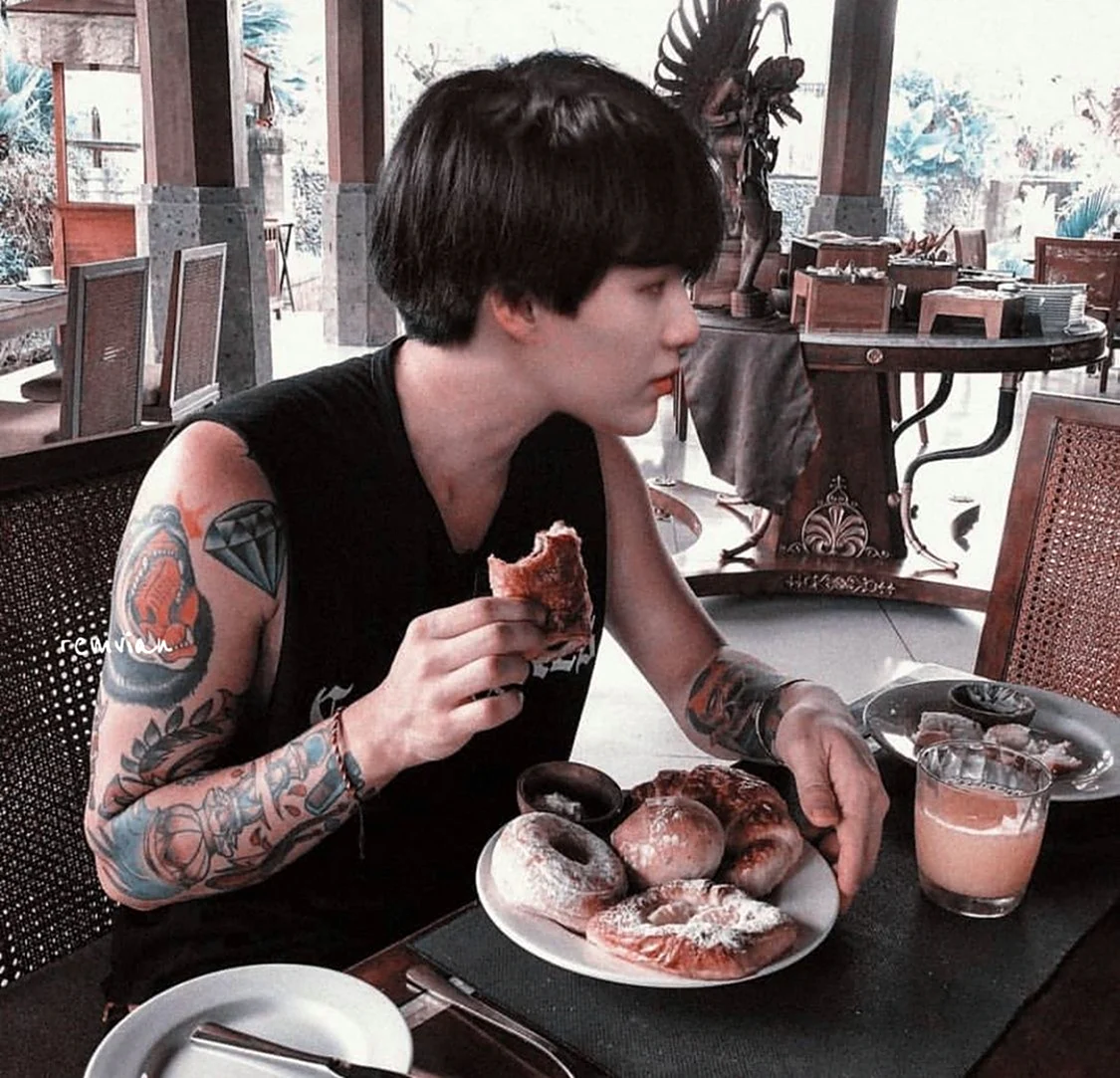 Татуированные мужики завтракают