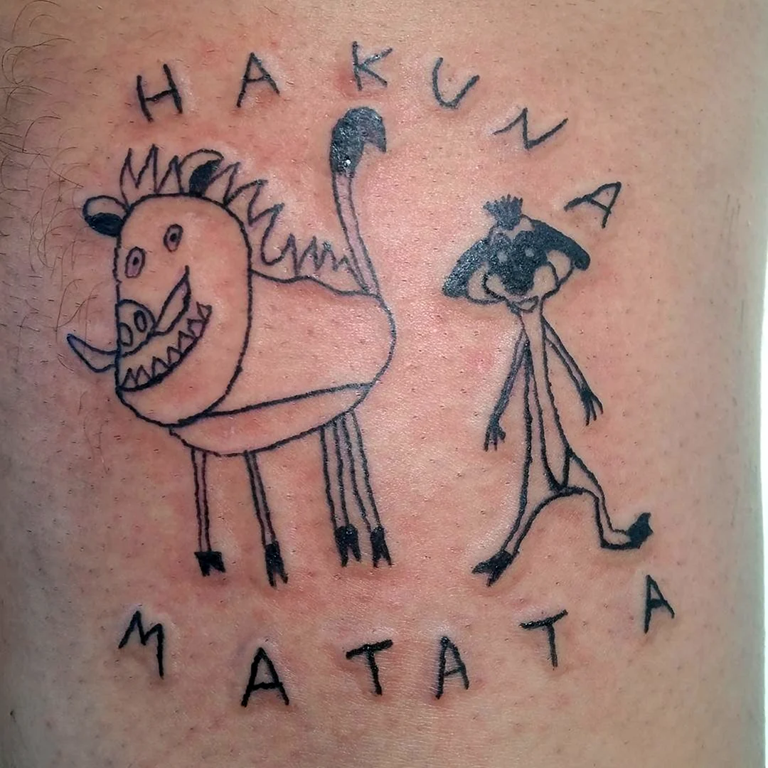 Татуировка Акуна Матата смешная