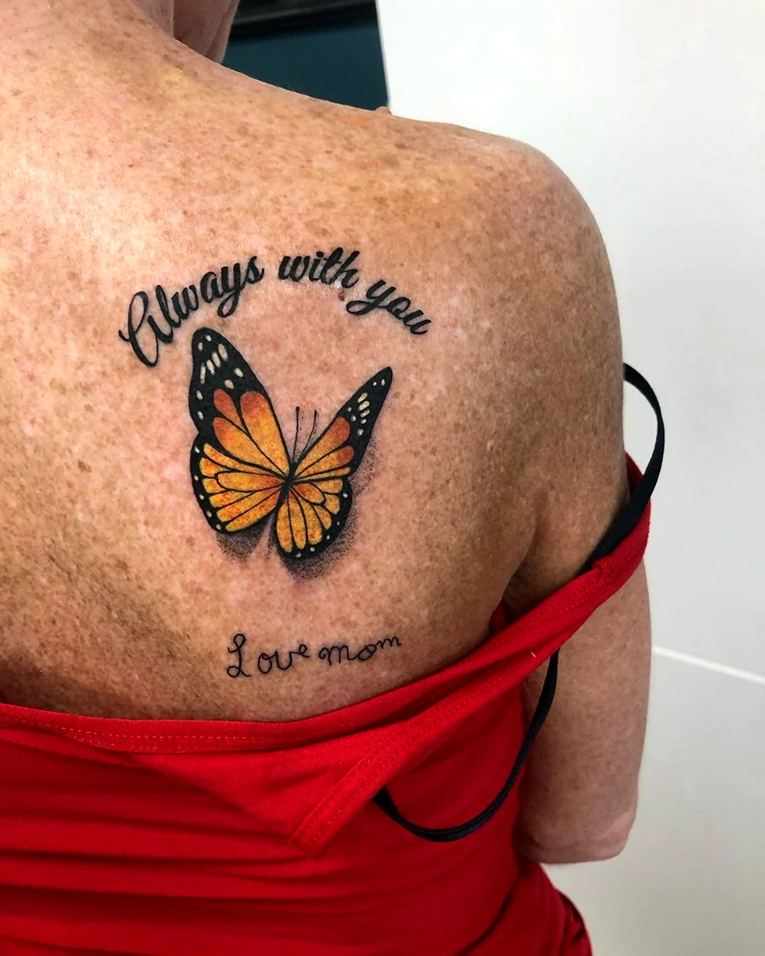 Татуировка бабочка с надписью