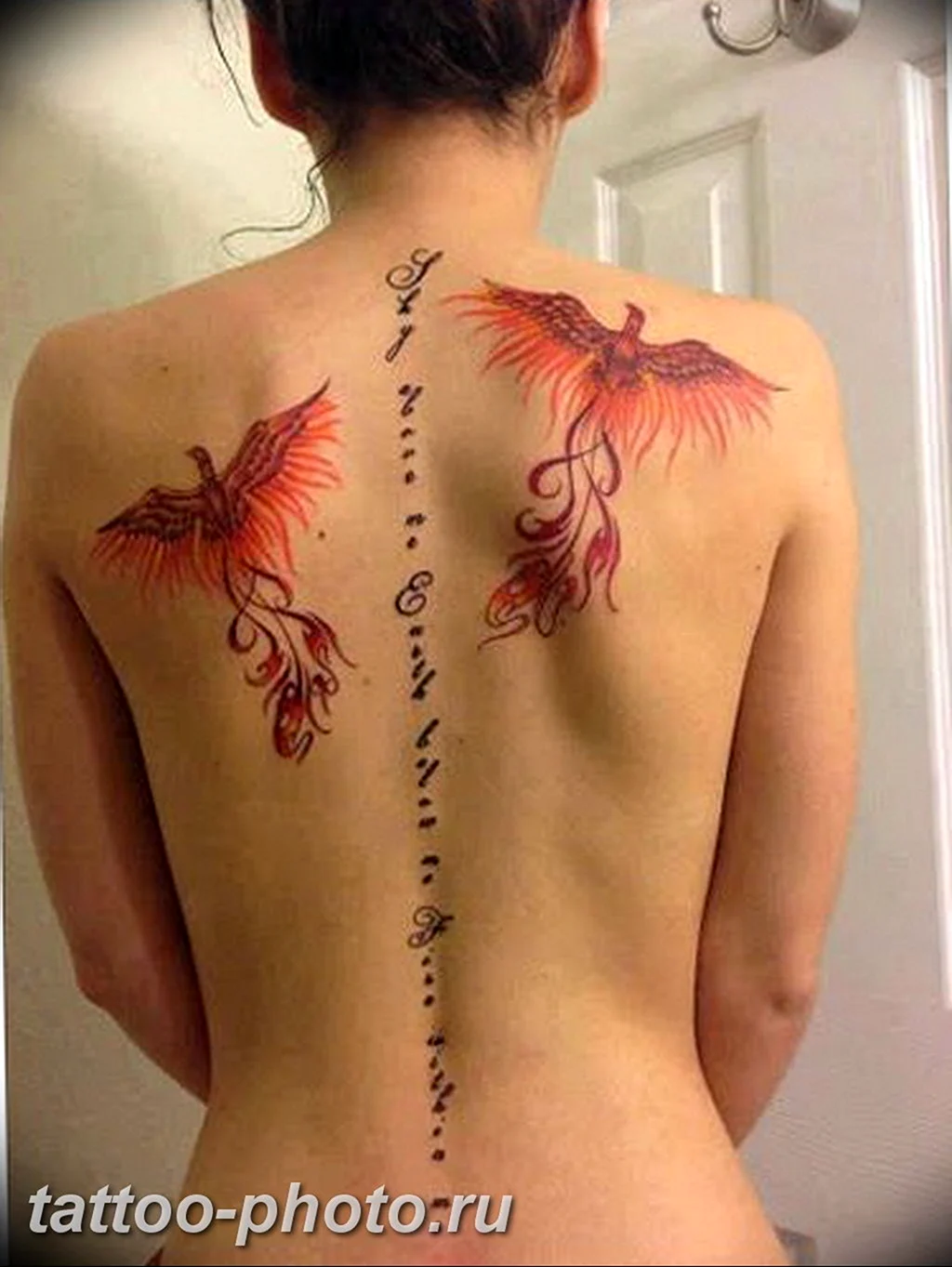 Татуировка Феникс на спине женская